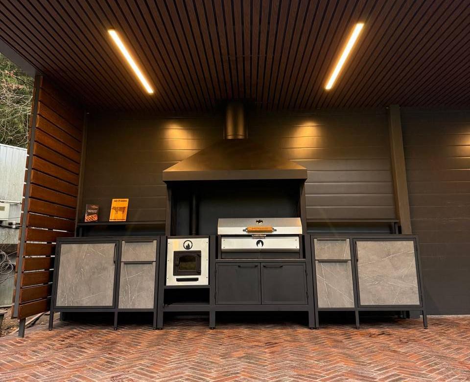 Мангальный комплекс с рабочими зонами и встроенными выдвижными ящиками